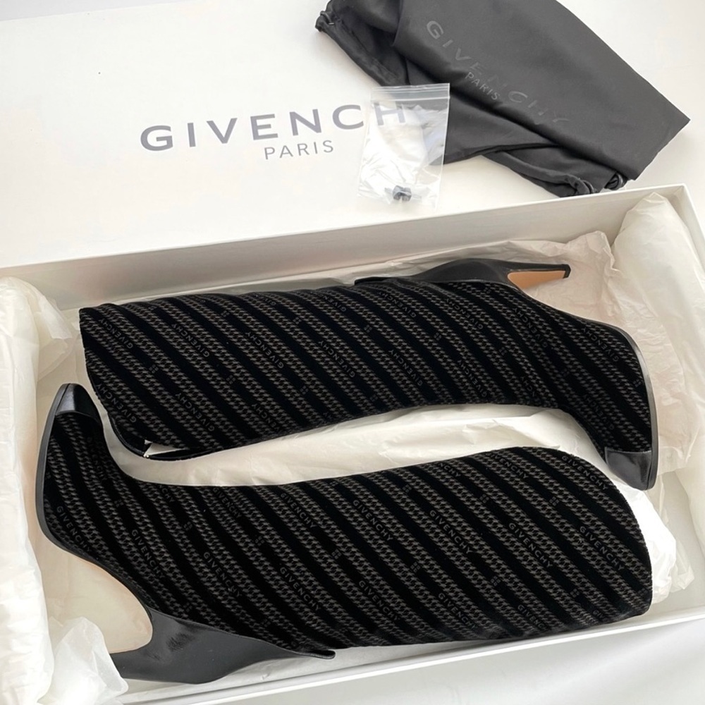 Givenchy Velvet Chain Logo GV3 Boot 95MM SZ 38.5 8.5 black leather pointed toe